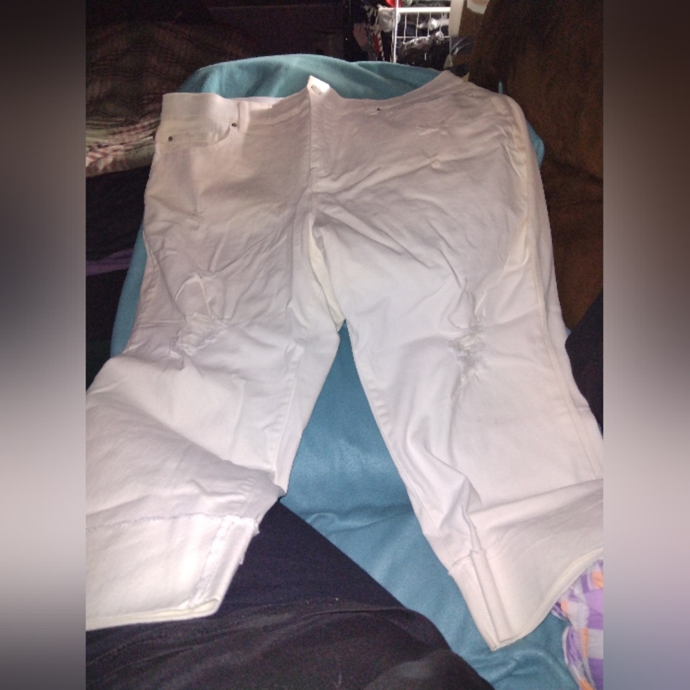 Per Se White Capris